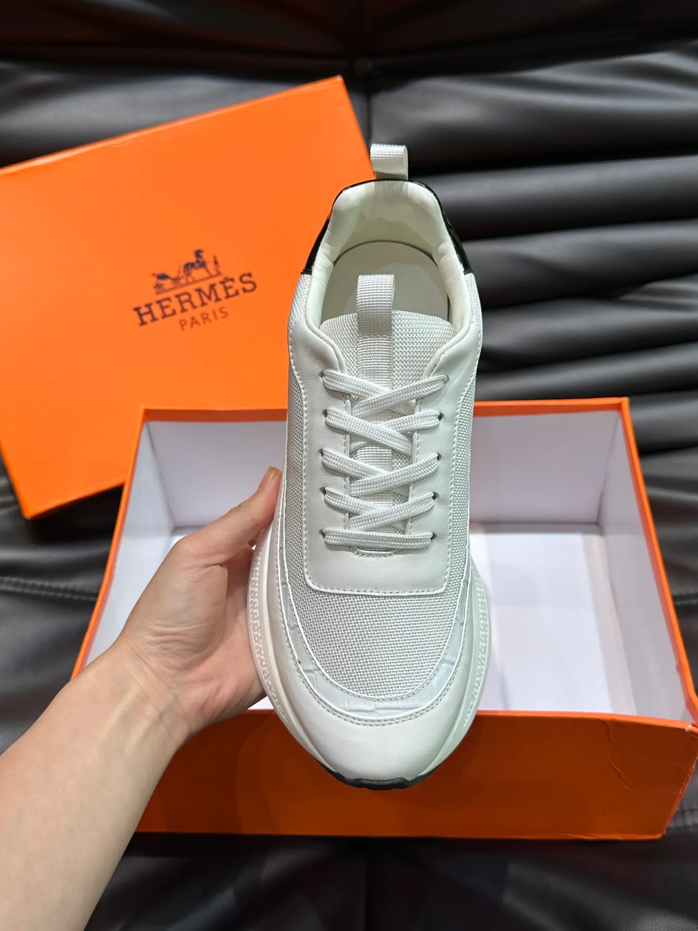 Factory price: 520💰HERMES/Hermes Hugo thick-soled sneakers are casual men's shoes. These sneakers are made of imported first-layer cowhide leather and breathable mesh design. The contrasting color design creates a dynamic and modern shape. The front end of the toe is decorated with natural-color rubber inlays, making it novel and fashionable. The texture is incomparable, with cowhide lining and cowhide foot pads, the upper foot is comfortable and breathable, and the rubber sole is decorated with geometric patterns and iconic "H" details. A very personal one! Size: 39-44 (customized at 38.45)